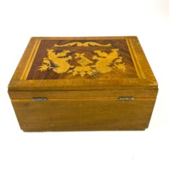 Inkrustuota medinė dėžutė su herbo atvaizdu 19,5x26x12,5 cm