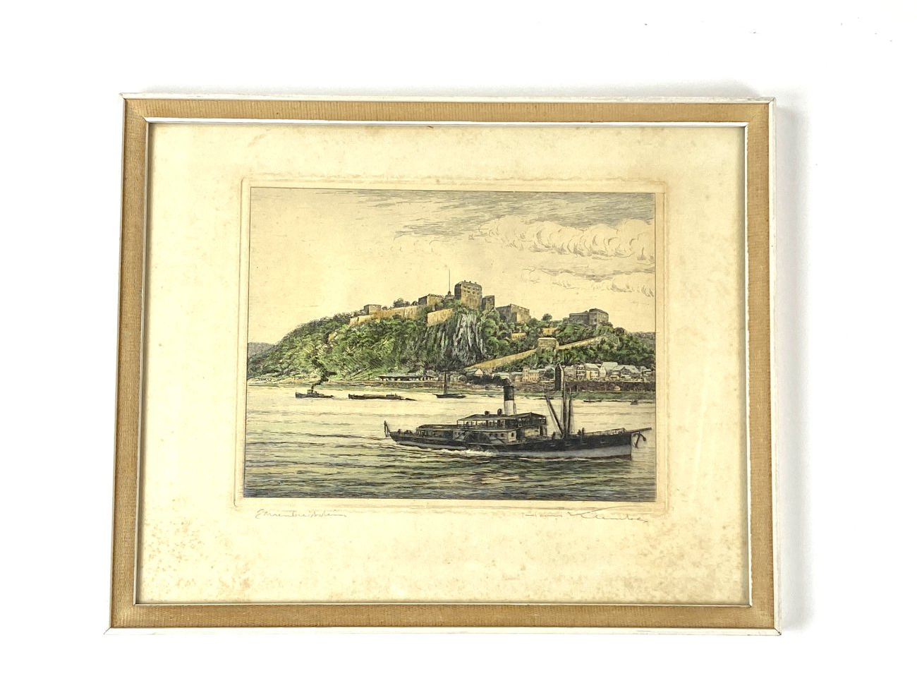 HN1894-grafika-ir-printai-2 Spalvotas grafikos darbas “Ehrenbreitstein” mediniame rėme su stiklu 2x32x26 cm