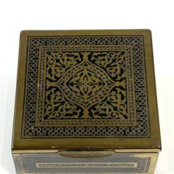 Vintažinė dėžutė iš žalvario ir medžio 10x9x4,5 cm