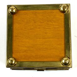 Vintažinė dėžutė iš žalvario ir medžio 10x9x4,5 cm