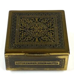 Vintažinė dėžutė iš žalvario ir medžio 10x9x4,5 cm