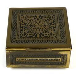 Vintažinė dėžutė iš žalvario ir medžio 10x9x4,5 cm