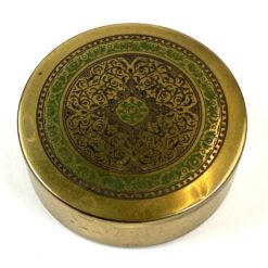 Apvali žalvarinė dėžutė su raštais dekoruotu dangteliu 8,5×8,5×3 cm