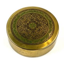 Apvali žalvarinė dėžutė su raštais dekoruotu dangteliu 8,5×8,5×3 cm