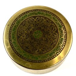 Apvali žalvarinė dėžutė su raštais dekoruotu dangteliu 8,5×8,5×3 cm