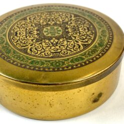 Apvali žalvarinė dėžutė su raštais dekoruotu dangteliu 8,5×8,5×3 cm