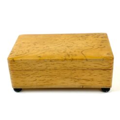 Lakuota riešutmedžio dėžutė su keturiomis juodomis kojelėmis 6x10,5x4 cm