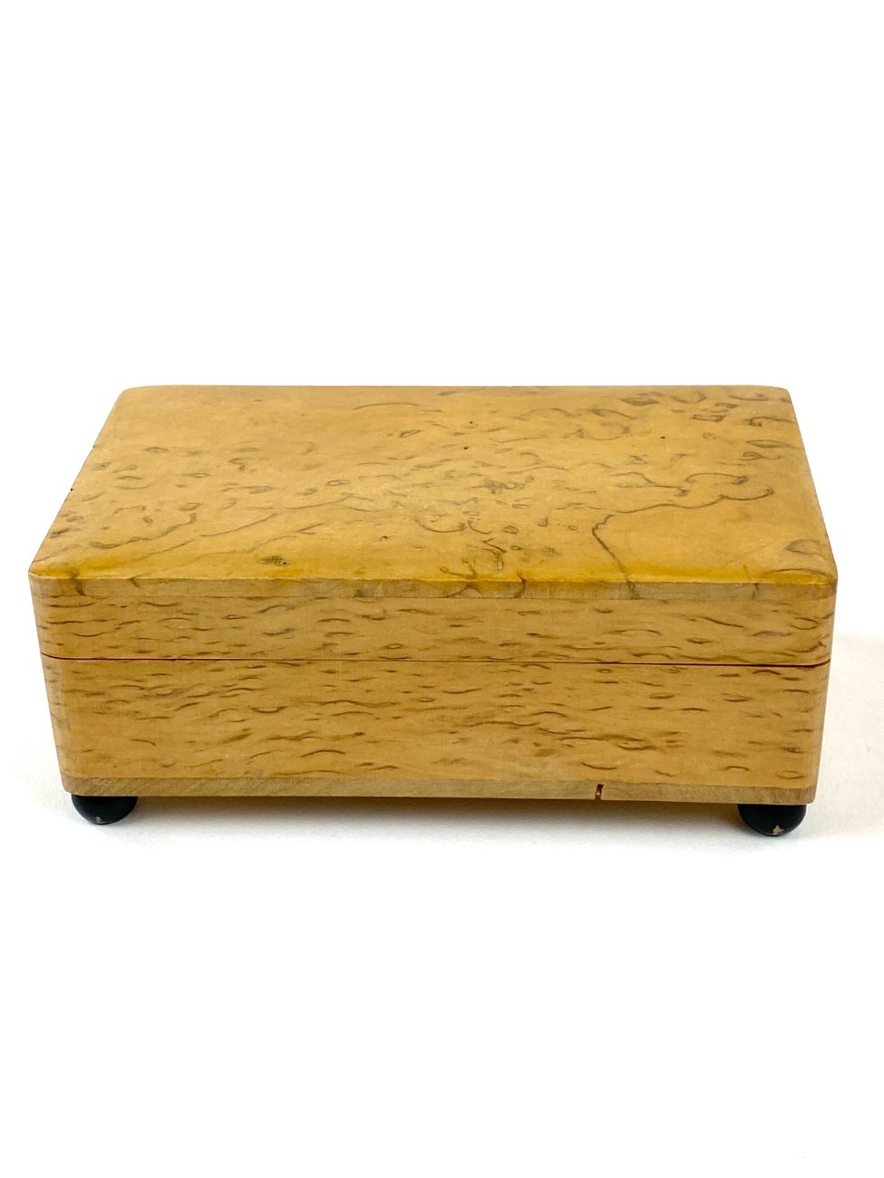 HN1914-dezutes-skryneles-1 Lakuota riešutmedžio dėžutė su keturiomis juodomis kojelėmis 6×10,5×4 cm