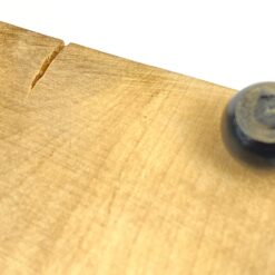 Lakuota riešutmedžio dėžutė su keturiomis juodomis kojelėmis 6×10,5×4 cm