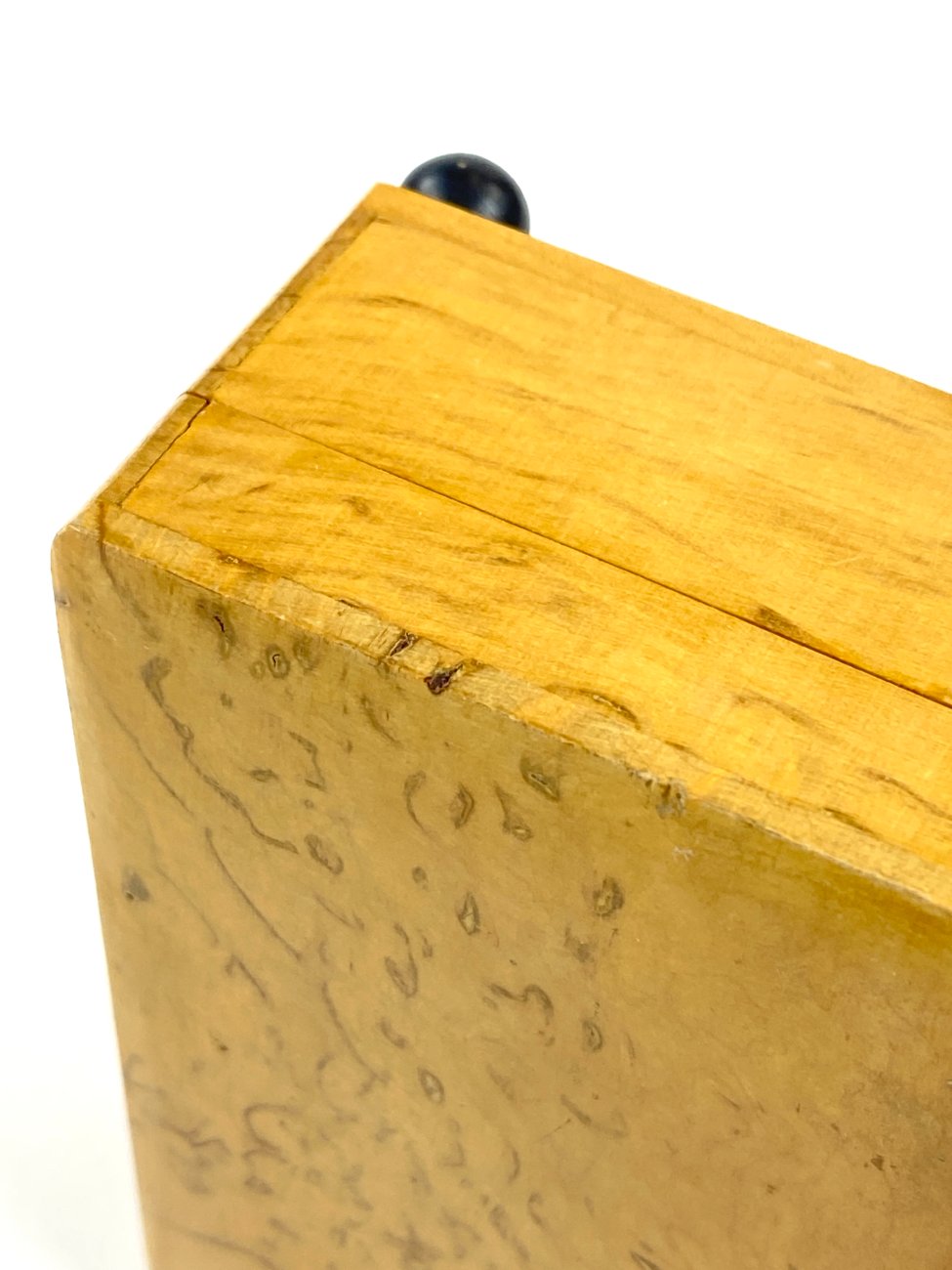 HN1914-dezutes-skryneles-11 Lakuota riešutmedžio dėžutė su keturiomis juodomis kojelėmis 6×10,5×4 cm