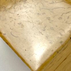 Lakuota riešutmedžio dėžutė su keturiomis juodomis kojelėmis 6×10,5×4 cm