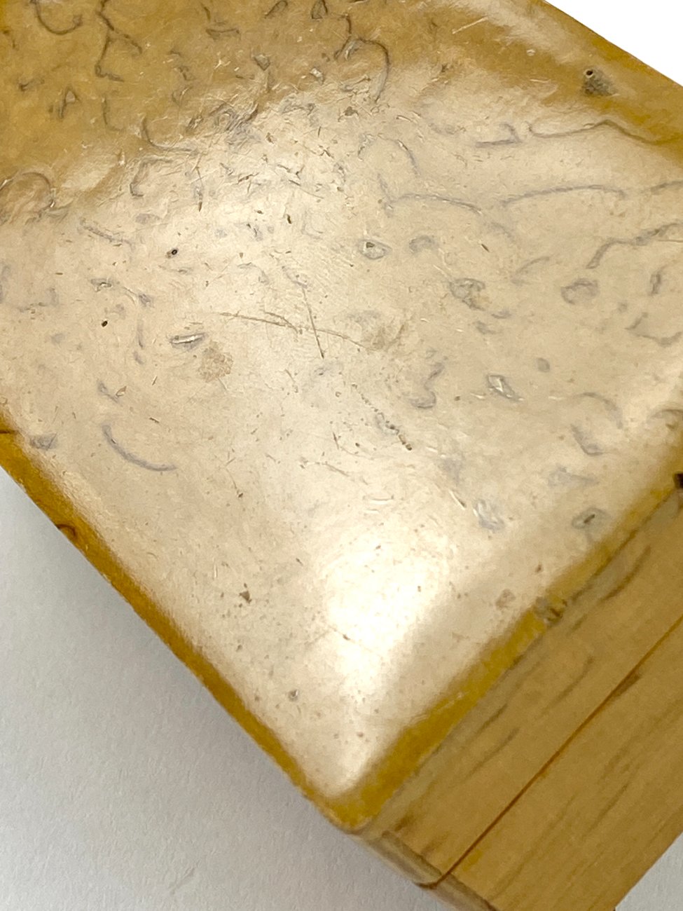 HN1914-dezutes-skryneles-12 Lakuota riešutmedžio dėžutė su keturiomis juodomis kojelėmis 6×10,5×4 cm