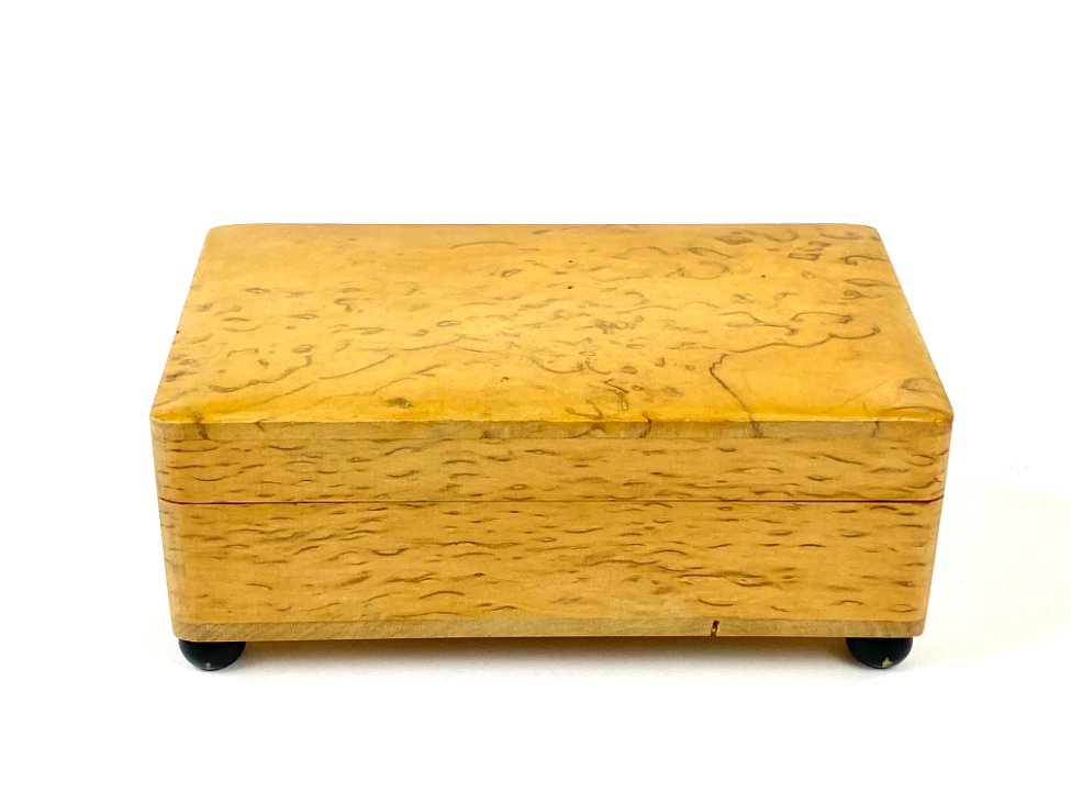 HN1914-dezutes-skryneles-2 Lakuota riešutmedžio dėžutė su keturiomis juodomis kojelėmis 6×10,5×4 cm