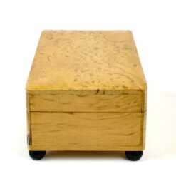 Lakuota riešutmedžio dėžutė su keturiomis juodomis kojelėmis 6×10,5×4 cm