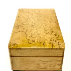 Lakuota riešutmedžio dėžutė su keturiomis juodomis kojelėmis 6×10,5×4 cm