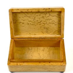 Lakuota riešutmedžio dėžutė su keturiomis juodomis kojelėmis 6×10,5×4 cm