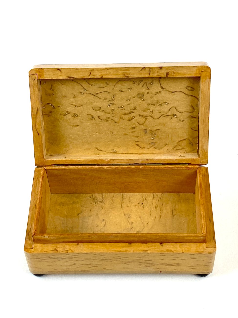 HN1914-dezutes-skryneles-5 Lakuota riešutmedžio dėžutė su keturiomis juodomis kojelėmis 6×10,5×4 cm