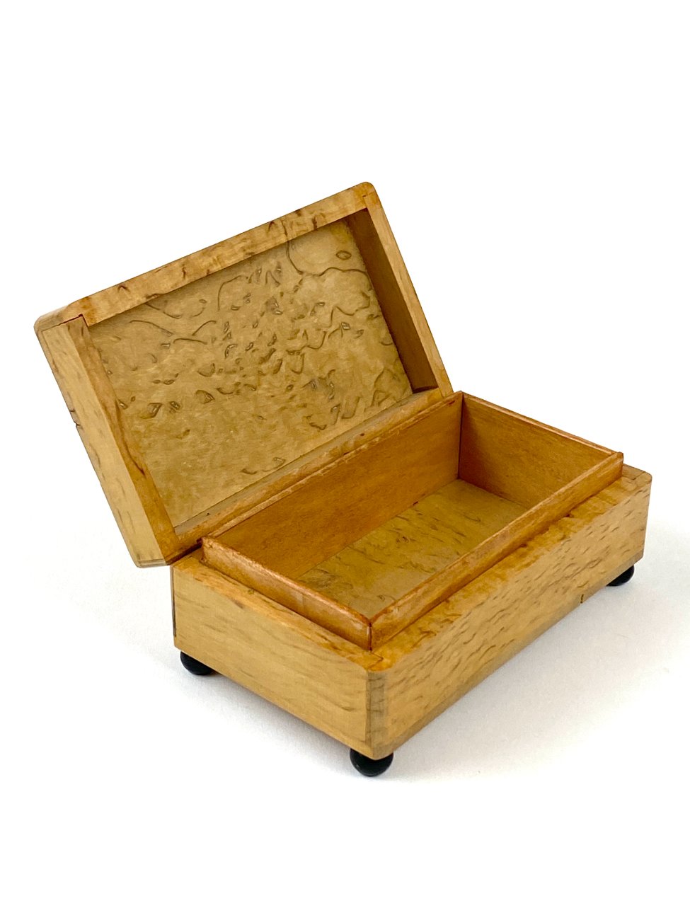 HN1914-dezutes-skryneles-6 Lakuota riešutmedžio dėžutė su keturiomis juodomis kojelėmis 6×10,5×4 cm