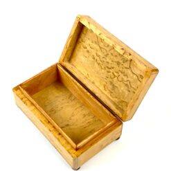 Lakuota riešutmedžio dėžutė su keturiomis juodomis kojelėmis 6×10,5×4 cm