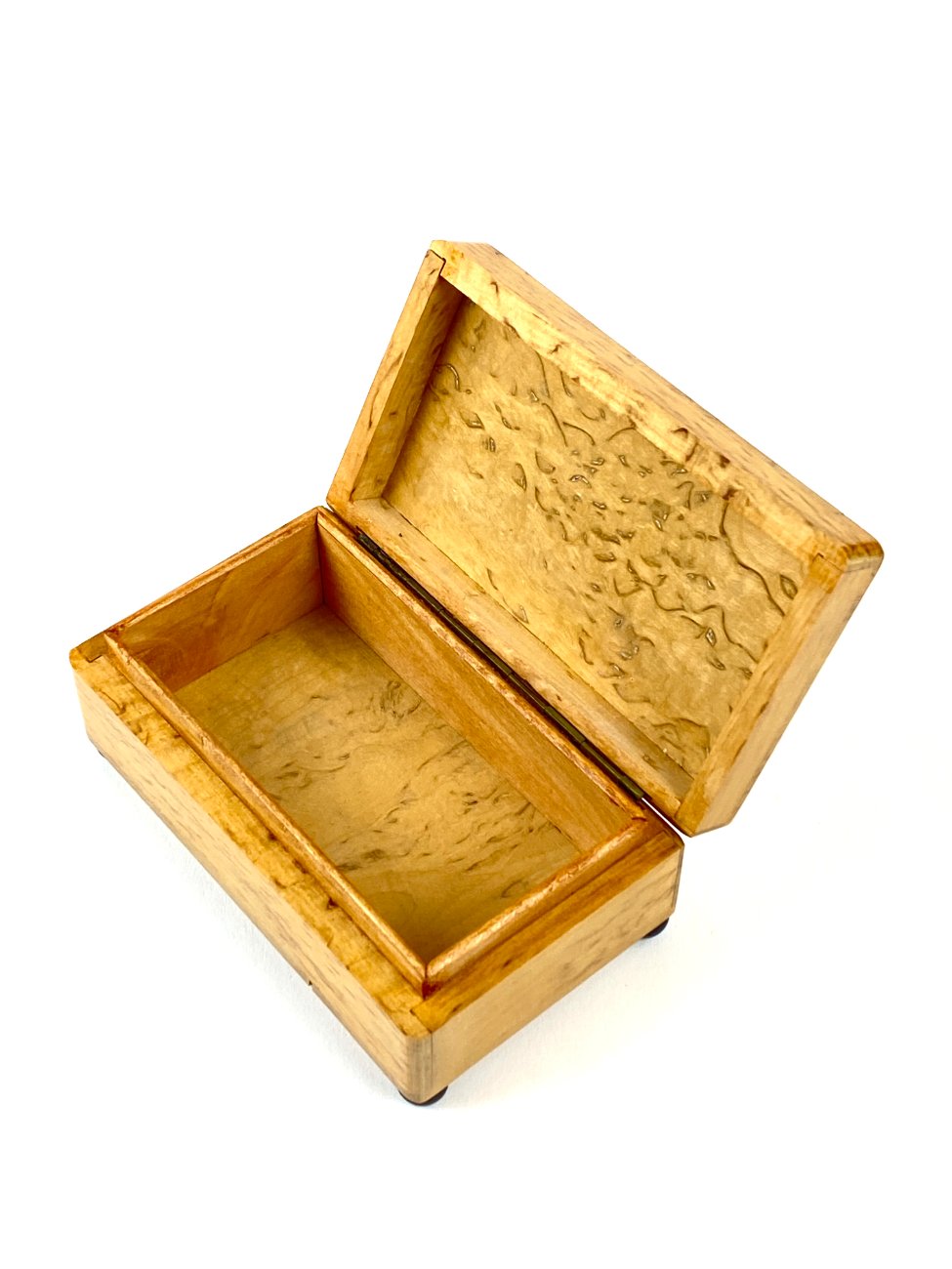 HN1914-dezutes-skryneles-7 Lakuota riešutmedžio dėžutė su keturiomis juodomis kojelėmis 6×10,5×4 cm