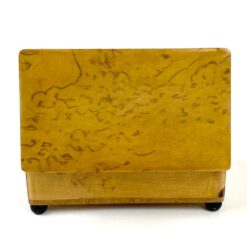 Lakuota riešutmedžio dėžutė su keturiomis juodomis kojelėmis 6×10,5×4 cm