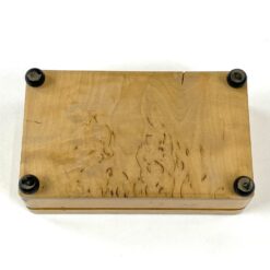 Lakuota riešutmedžio dėžutė su keturiomis juodomis kojelėmis 6×10,5×4 cm