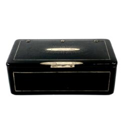 Juodos spalvos medinė dėžutė su metalo inkrustacijomis 6x10,5x3,5 cm