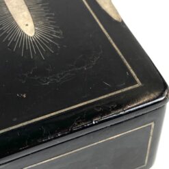 Juodos spalvos medinė dėžutė su metalo inkrustacijomis 6×10,5×3,5 cm