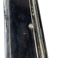 Juodos spalvos medinė dėžutė su metalo inkrustacijomis 6×10,5×3,5 cm