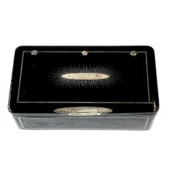 Juodos spalvos medinė dėžutė su metalo inkrustacijomis 6×10,5×3,5 cm