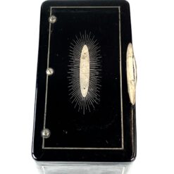 Juodos spalvos medinė dėžutė su metalo inkrustacijomis 6×10,5×3,5 cm