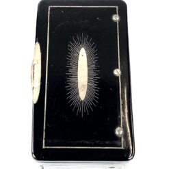 Juodos spalvos medinė dėžutė su metalo inkrustacijomis 6×10,5×3,5 cm