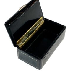 Juodos spalvos medinė dėžutė su metalo inkrustacijomis 6×10,5×3,5 cm