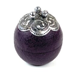 Apvali medinė dėžutė su metaline apdaila 5x5x6 cm