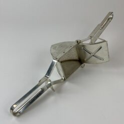 Vintažinė metalinė “Gefu” rankinė bulvių grūstuvė 30×11,5×10 cm