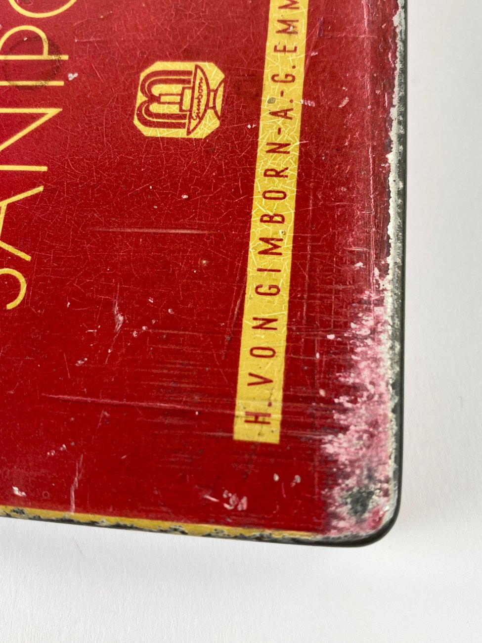 HN1931-kiti-indai-10 Vintažinė skardinė vaistų dėžutė “Sanipol” 7×10,5×2 cm