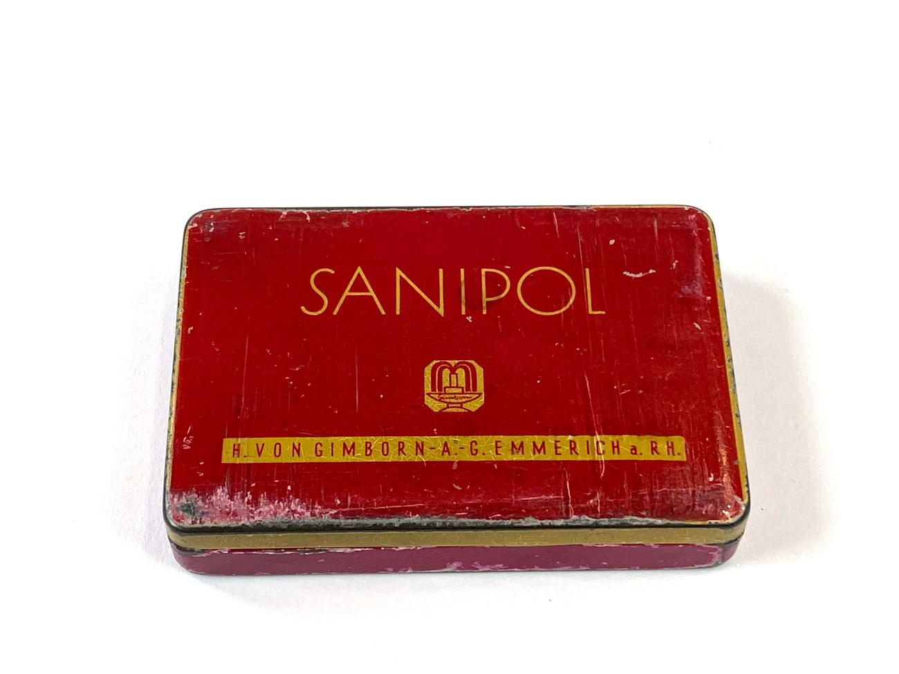 HN1931-kiti-indai-2 Vintažinė skardinė vaistų dėžutė “Sanipol” 7×10,5×2 cm