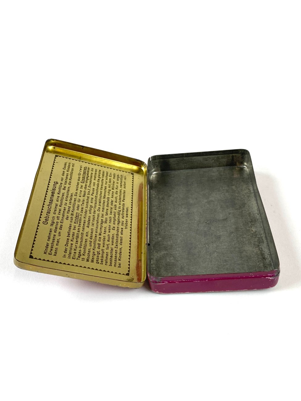 HN1931-kiti-indai-6 Vintažinė skardinė vaistų dėžutė “Sanipol” 7×10,5×2 cm