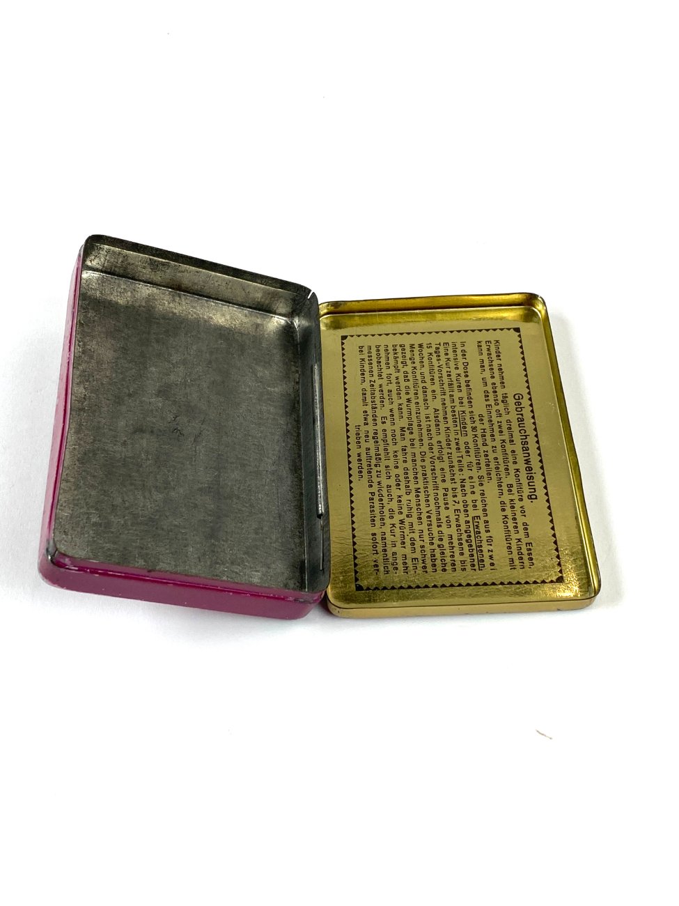 HN1931-kiti-indai-7 Vintažinė skardinė vaistų dėžutė “Sanipol” 7×10,5×2 cm