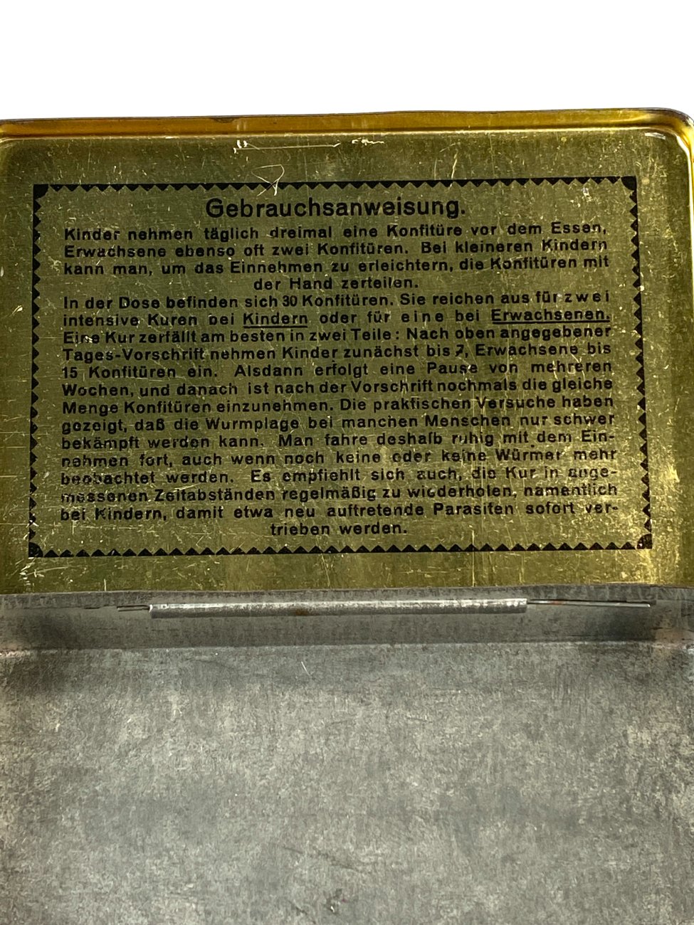 HN1931-kiti-indai-8 Vintažinė skardinė vaistų dėžutė “Sanipol” 7×10,5×2 cm