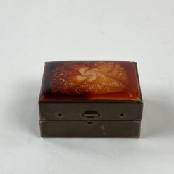 Miniatiūrinė žalvarinė dėžutė su epoksido liejiniu ant dangtelio 3x4x2 cm