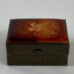 Miniatiūrinė žalvarinė dėžutė su epoksido liejiniu ant dangtelio 3x4x2 cm