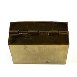 Miniatiūrinė žalvarinė dėžutė su epoksido liejiniu ant dangtelio 3x4x2 cm