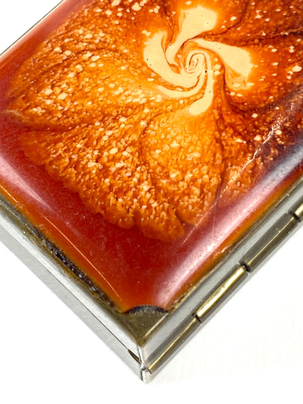 HN1933-interjero-ir-apdailos-detales-11 Miniatiūrinė žalvarinė dėžutė su epoksido liejiniu ant dangtelio 3x4x2 cm