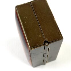 Miniatiūrinė žalvarinė dėžutė su epoksido liejiniu ant dangtelio 3x4x2 cm