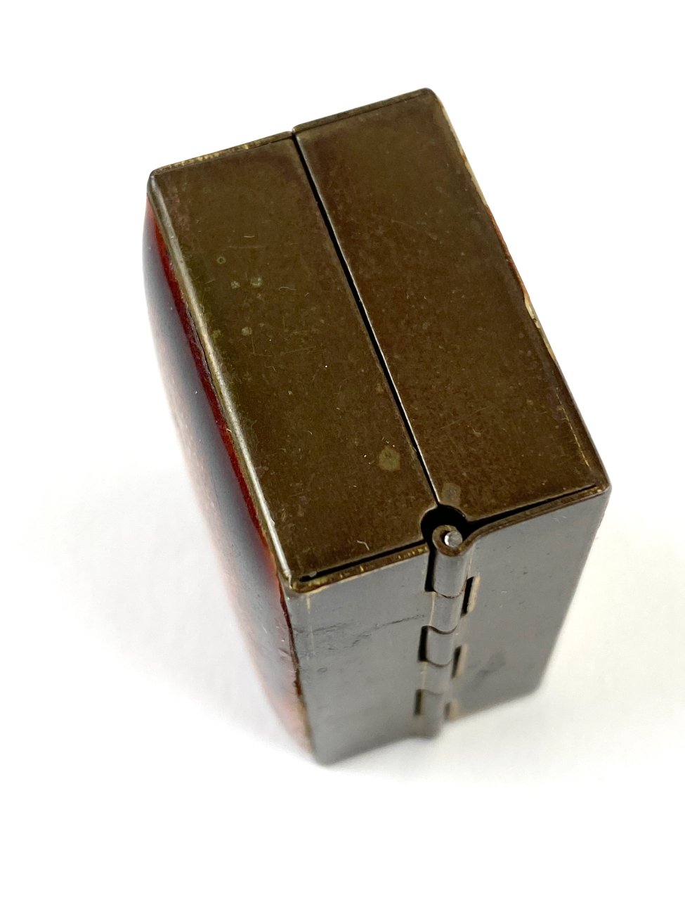 HN1933-interjero-ir-apdailos-detales-12 Miniatiūrinė žalvarinė dėžutė su epoksido liejiniu ant dangtelio 3x4x2 cm