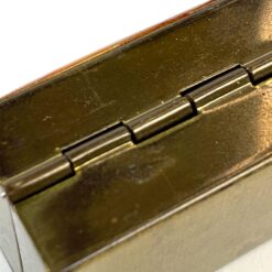 Miniatiūrinė žalvarinė dėžutė su epoksido liejiniu ant dangtelio 3x4x2 cm