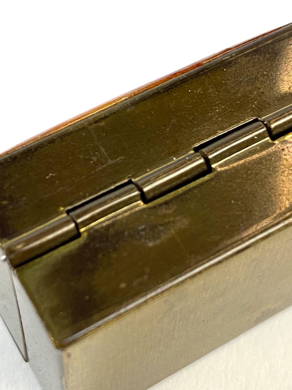 HN1933-interjero-ir-apdailos-detales-13 Miniatiūrinė žalvarinė dėžutė su epoksido liejiniu ant dangtelio 3x4x2 cm