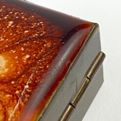 Miniatiūrinė žalvarinė dėžutė su epoksido liejiniu ant dangtelio 3x4x2 cm