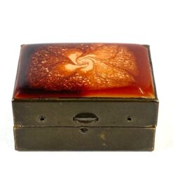 Miniatiūrinė žalvarinė dėžutė su epoksido liejiniu ant dangtelio 3x4x2 cm